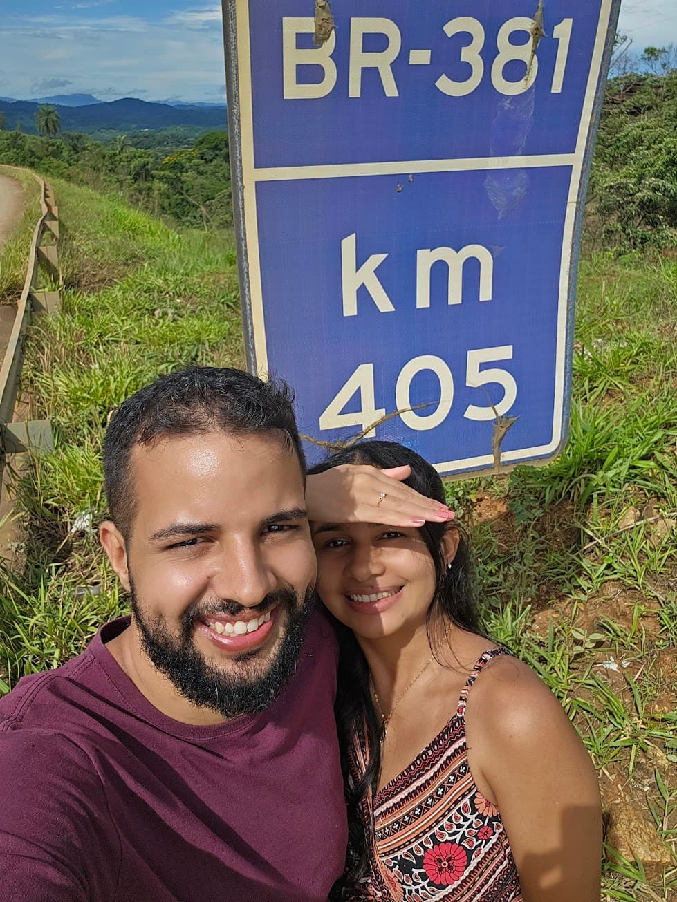 Bruna e João Pedro na placa da BR-381
